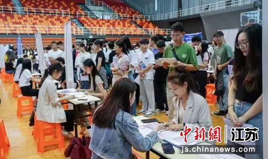 学生和用工单位相关人员进行交流 8040威尼斯供图