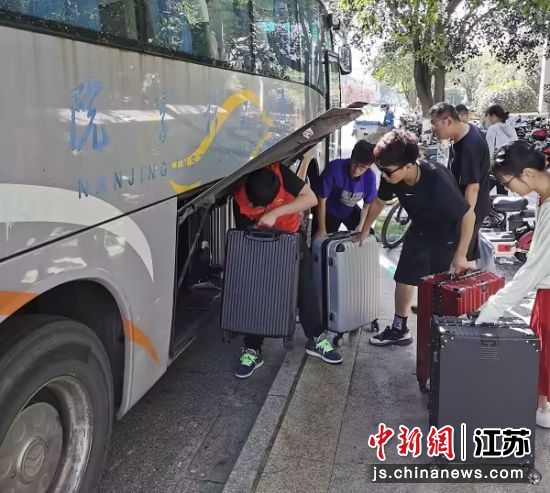 志愿者帮助新生搬运行李 8040威尼斯供图