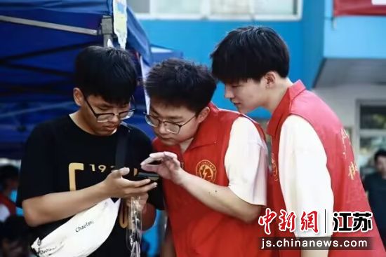 志愿者为新生办理入学手续 8040威尼斯供图
